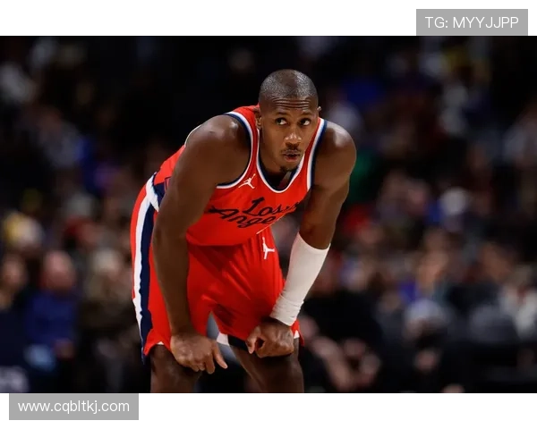 快船社交媒体分享克里斯邓恩训练中展现满意微笑的精彩瞬间 快船社交媒体分享克里斯邓恩训练中展现满意微笑的精彩瞬间